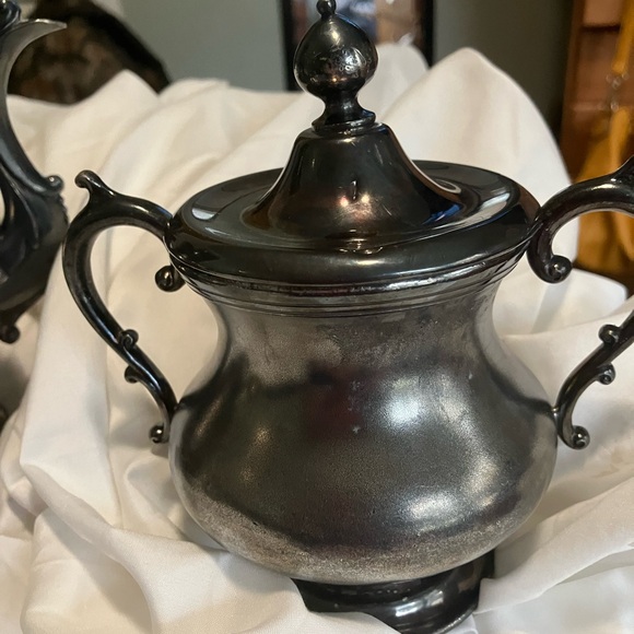 Vintage Benedict Quadruple Silver Plated Teapot, Creamer, and Sugar Bowl - Picture 6 of 12